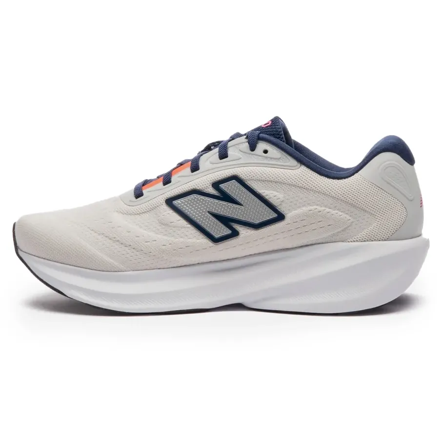 Tênis New Balance Fresh Foam 680v9 Feminino Bege mostrando lateral com detalhes do cadarço e design moderno